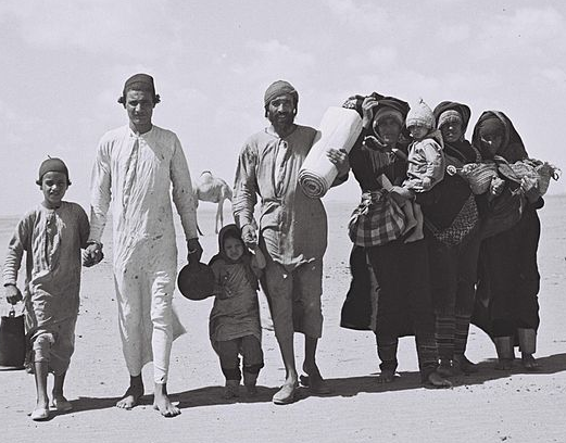 Yemenite-Jewish-family-walks-through-the-desert-to-a-refugee-camp-3.png