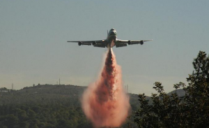 The U.S Supertanker drop gallons during the Mount Carmel forest wild-fires in Israel, 5 Dec 2010. - Photo Wikimedia Commons,ShacharLA